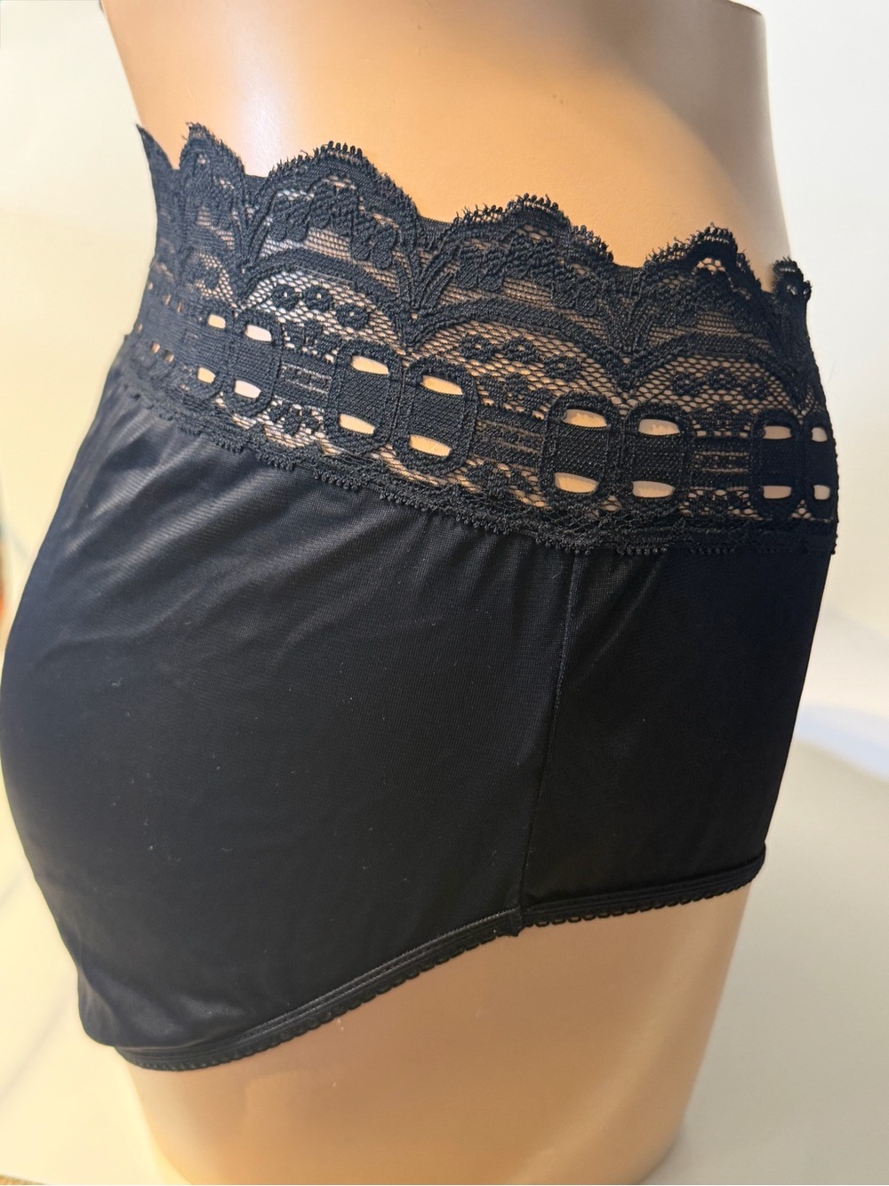 Vintage Olga Secret Hug Scoops Panties Wide Lace Nylon Sheer Black 63913 Sz 7/L - Picture 3 of 10